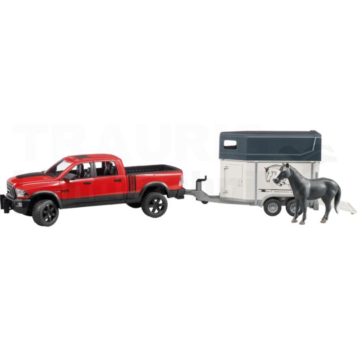 Pickup mit Pferdeanhänger und 1 Pferd