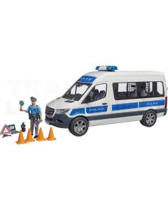 MB Sprinter Einsatzfahrzeug mit Polizist